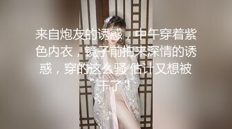 主题酒店热恋小情侣开房操逼自带情趣装小伙拨开内裤扣小穴